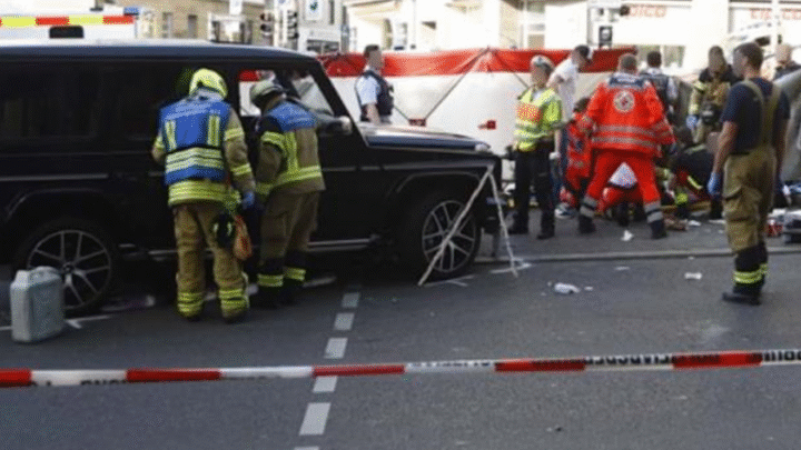 У Німеччині авто вʼїхало в натовп людей, є постраждалі