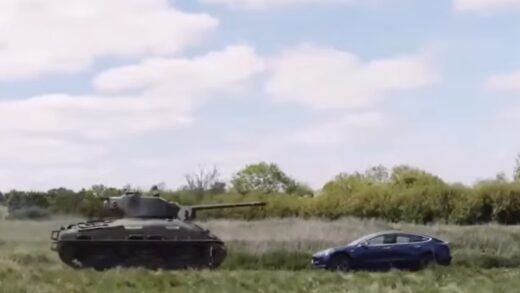 Ветеран Другої світової танком переїхав авто Tesla