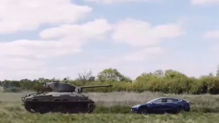 Ветеран Другої світової танком переїхав авто Tesla