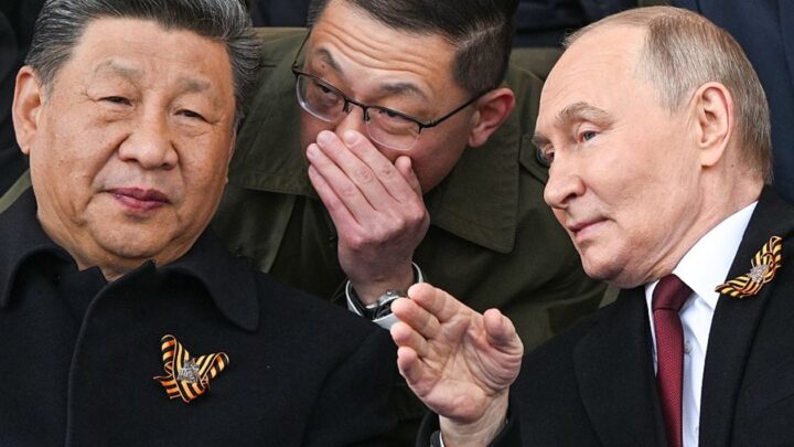 СюжетТрибуна на параді: Путін, Сі і злочинці