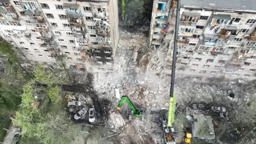 Багатоповерхівка у Києві, яку росіяни зруйнували ракетою. Фото з висоти пташиного польоту