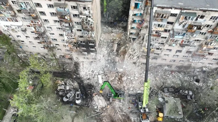 Багатоповерхівка у Києві, яку росіяни зруйнували ракетою. Фото з висоти пташиного польоту