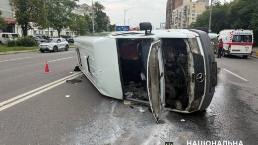 Посеред проспекту у Києві перекинувся мікроавтобус