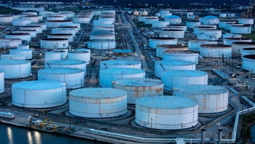 Нафтові резерви США впали до річного мінімуму