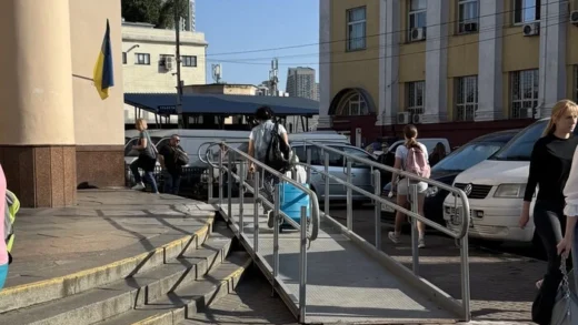 На метро «Вокзальна» змонтовано перший пандус для маломобільних пасажирів (фото)