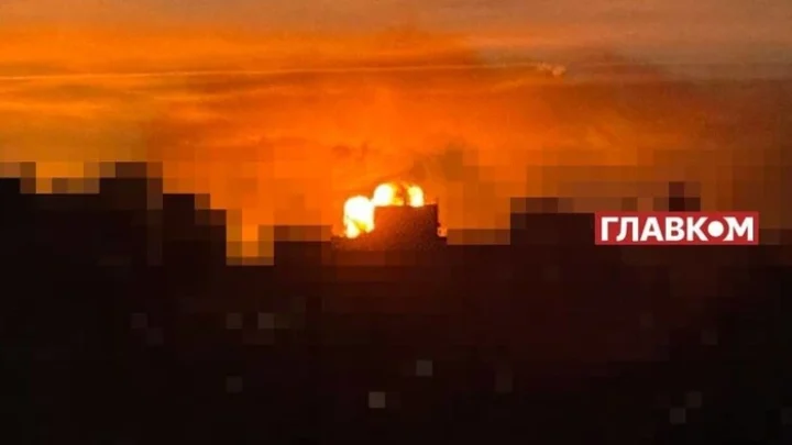 Росія атакує Київ ракетами та «шахедами»: знищено частину будинку