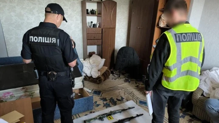 940 обшуків щодо незаконного обігу зброї: що поліція вилучила в українців (фото)