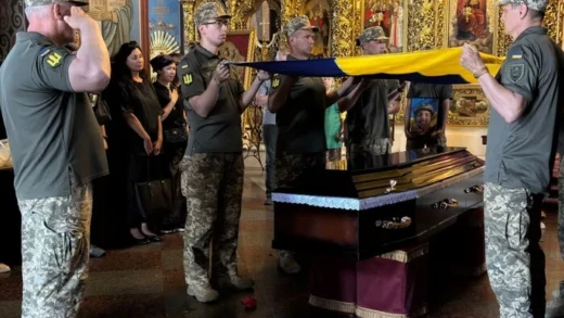 Відспівували там, де й хрестили. Київ попрощався з 21-річним військовим Вадимом Пахомовим