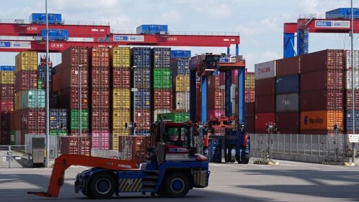 Європейські порти переповнені через мита Трампа
