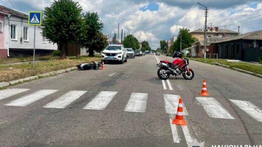 На Київщині бабця-пілот мопеду збила мотоцикліста