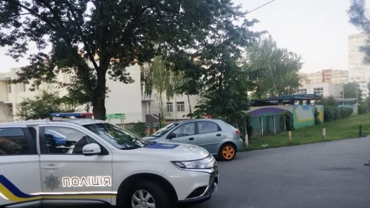 У Києві чоловік після суперечки почав стріляти у підлітків