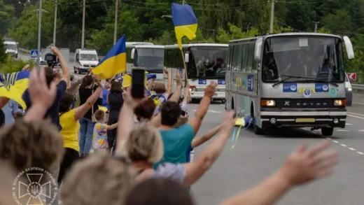 Як українці зустрічали звільнених із полону захисників: ексклюзивні кадри від СБУ