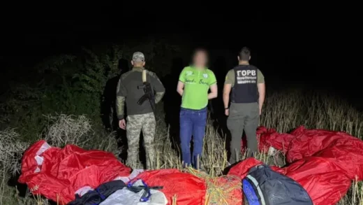 Прикордонники затримали чоловіка, який хотів перелетіти до Молдови на параплані (фото)