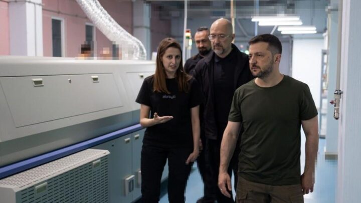 Зеленський побував на підприємстві, яке робить зброю "розумною"