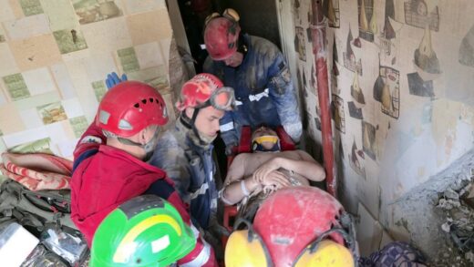 У Києві дістали чоловіка з-під завалів будинку