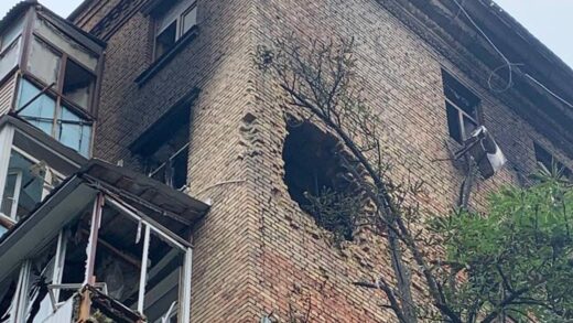 Київ після атаки: у стіні будинку величезна діра