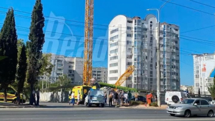 У Криму впав баштовий кран: є жертва і постраждалі