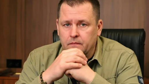 Мер Дніпра показав, як переживає масовану атаку зі своїми домашніми улюбленцями (фото)