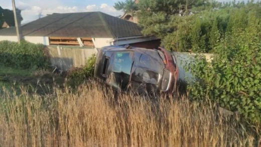 ДТП на Київщині: Jaguar злетів у кювет. Пасажири зникли, знявши номери (фото)