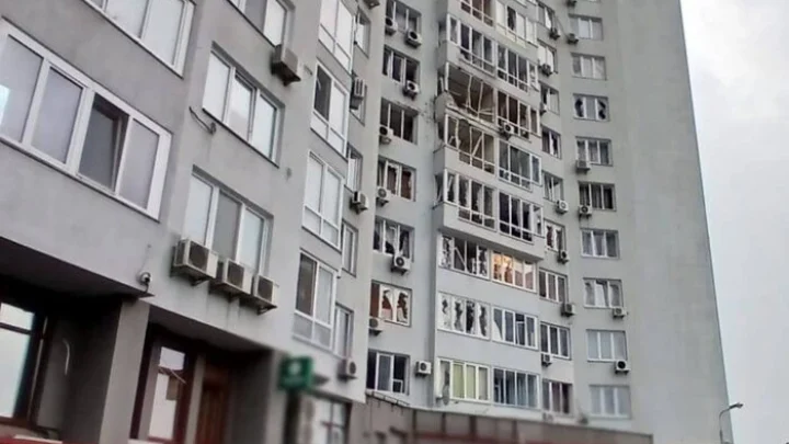 Нічна атака на Київ: фото та відео потрощеної багатоповерхівки