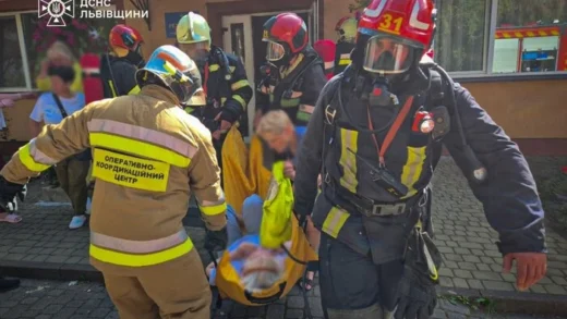 Поблизу Львова з палаючого пансіонату рятувальники вивели 65 людей