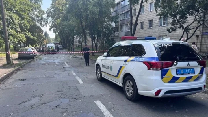 У Києві підозрюваний у скоєнні злочину підірвав квартиру, поранивши поліцейського (фото)