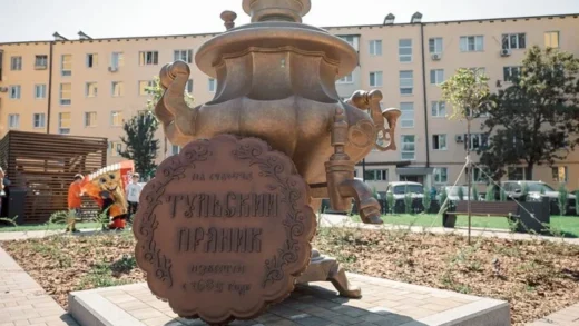 У Маріуполі окупанти поставили памʼятник прянику і самовару
