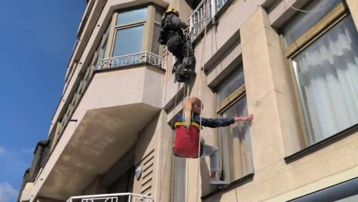 У Києві рятувальники зняли жінку з балкона 11 поверху