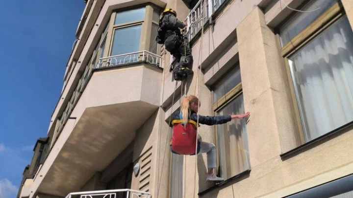 У Києві рятувальники зняли жінку з балкона 11 поверху