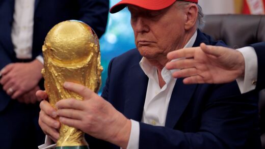 "Можна я залишу його собі?": Трамп не захотів віддавати кубок ЧС з футболу