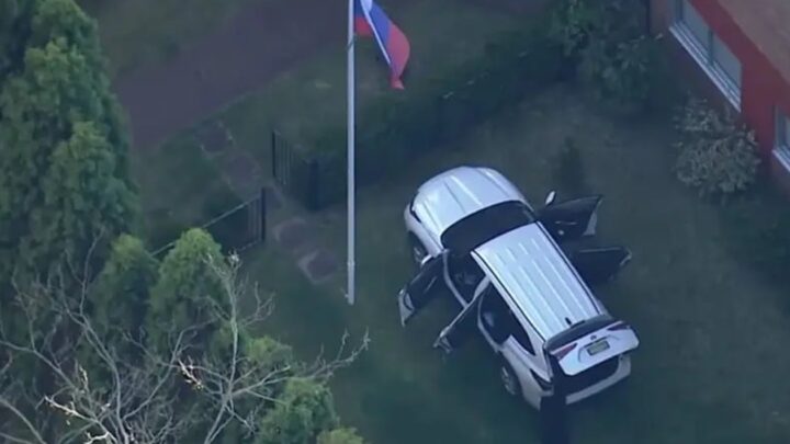 Авто в'їхало у ворота генконсульства РФ у Сіднеї