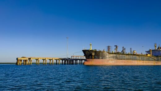 Індійські НПЗ запросили більші знижки на російську нафту - ЗМІ