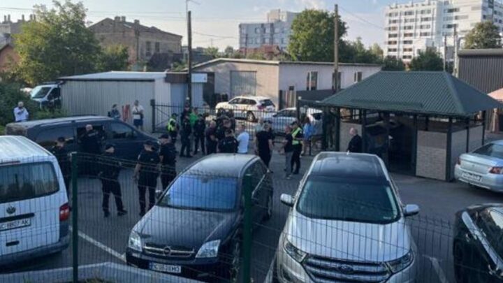 У Луцьку натовп пошкодив автомобіль ТЦК