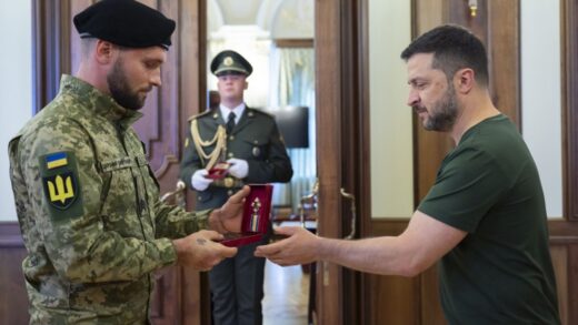 Зеленський привітав та нагородив воїнів-танкістів