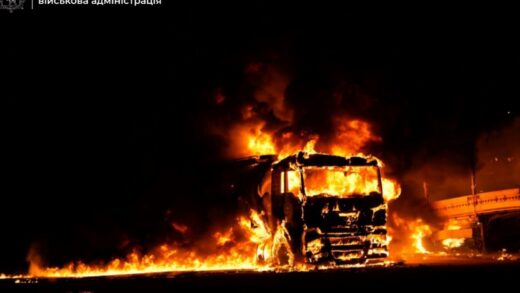 Росіяни обстрілюють Запоріжжя: руйнування і пожежа