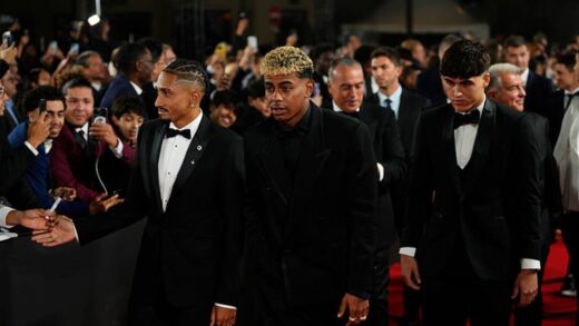 На червоній доріжці Золотого м'яча вболівальники обсвистали Барселону