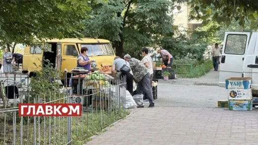На Оболоні комунальники демонтували стихійний ринок, але він відновив роботу через дві години (фото)