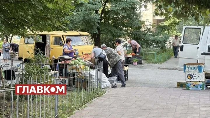 На Оболоні комунальники демонтували стихійний ринок, але він відновив роботу через дві години (фото)