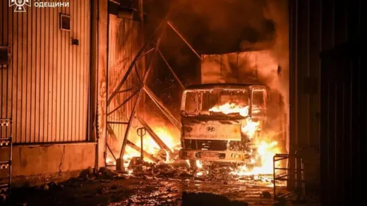 Атака на Одесу: спалахнула пожежа у складському приміщенні (фото)