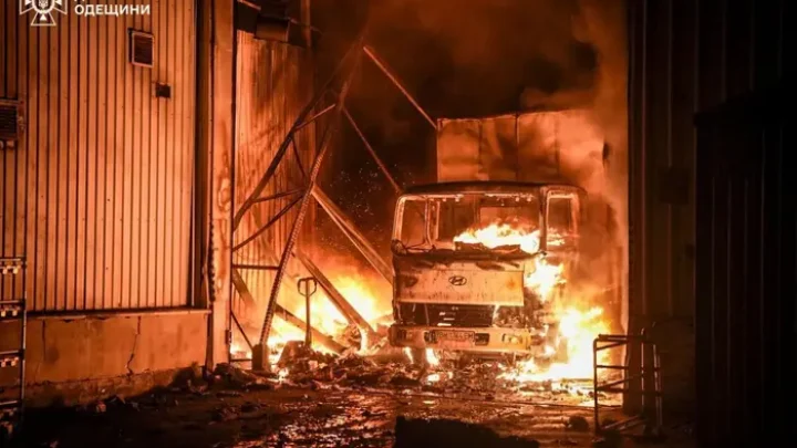 Атака на Одесу: спалахнула пожежа у складському приміщенні (фото)
