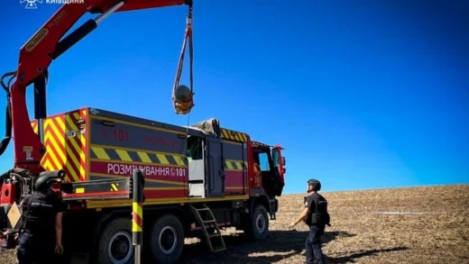 Уламки ракети Х-101 із бойовою частиною виявлено посеред поля на Київщині (фото)