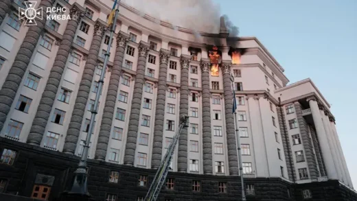 У Києві загорілась будівля Кабміну після атаки РФ (фото, відео)