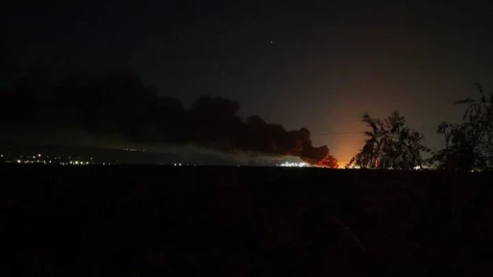 В окупованому Луганську після вибухів спалахнула пожежа на НПЗ (відео)