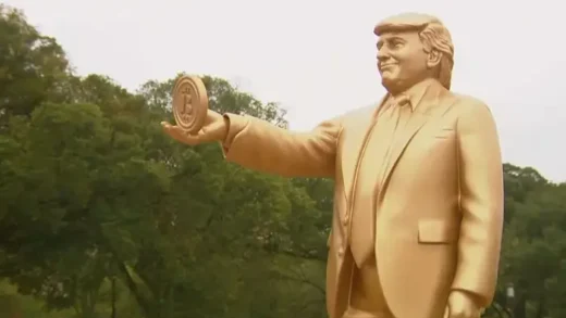 Золоту статую Трампа з біткоїном у руках встановлено біля Капітолію (фото)