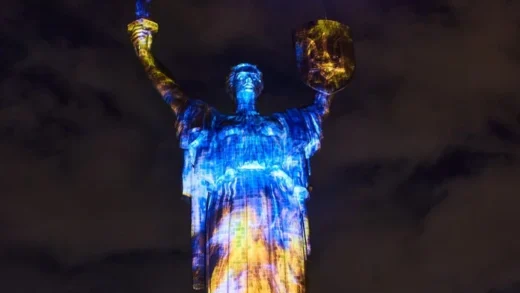 «Батьківщина-мати» перетворилася на арт-інсталяцію (фото)