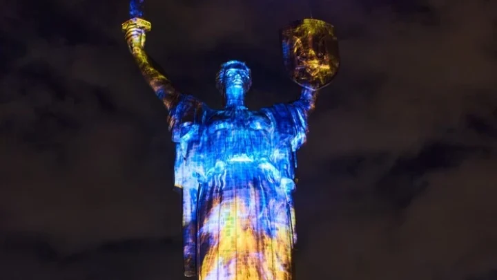 «Батьківщина-мати» перетворилася на арт-інсталяцію (фото)