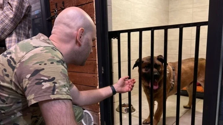 Правоохоронці провідали у притулку пса Мішу, якого не пускали у метро