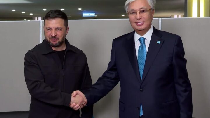 Зеленський і Токаєв обговорили війну в Україні