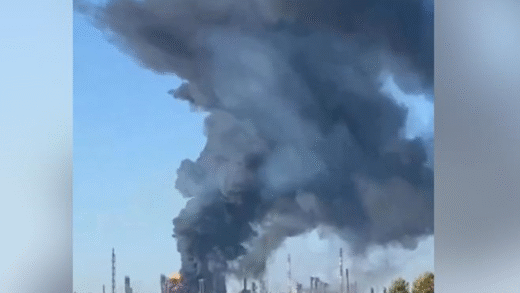 У мережі показали кадри влучань по НПЗ в Башкирії та по порту в Туапсе
