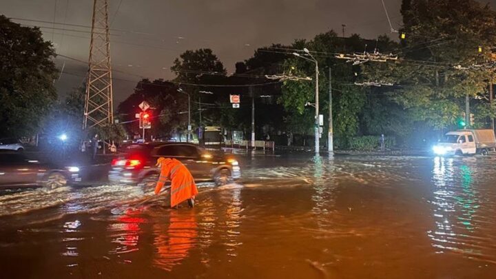 Негода в Одесі: вулиці підтоплені, водолази шукають зниклу людину